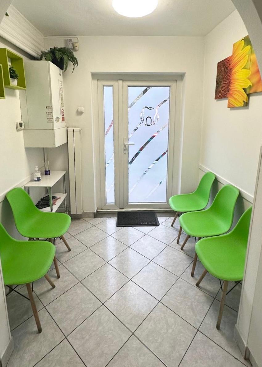 KovácsDent — Sala de așteptare / Waiting room / Váróterem